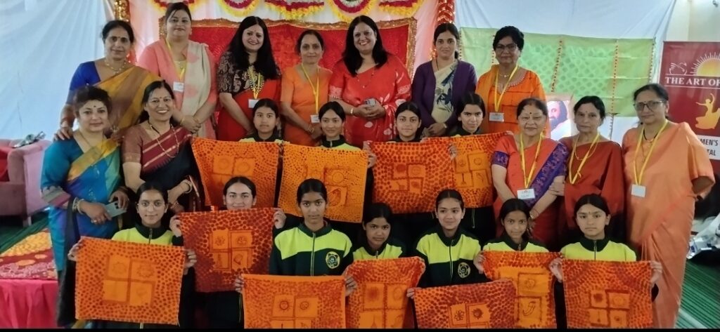 आर्ट ऑफ़ लिविंग ने स्कूली बच्चों को दिलाई एक दिनी रंगवाली पिछोड़ा की कार्यशाला, सात स्कूल के 110 बच्चों ने किया प्रतिभाग,