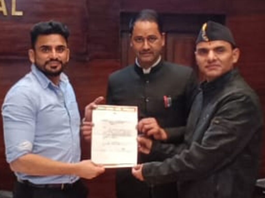 त्यौहारी सीजन में तल्लीताल व मल्लीताल बाजारों में दो पहिया वाहनों के पूर्ण प्रतिबंध लगाने के लिए दिया एसडीएम को ज्ञापन