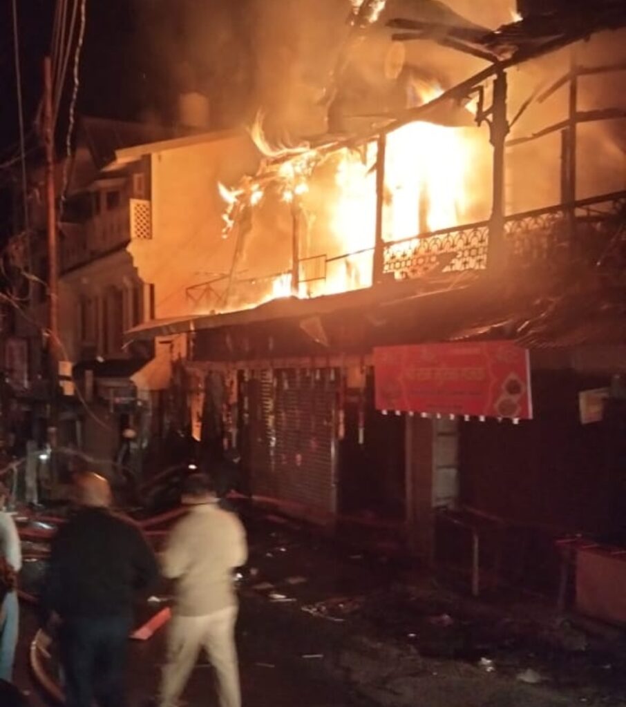 एकबार फिर धधक उठी नैनीताल की हैरिटेज बिल्डिंग में आग, पानी का प्रेशर नहीं होने से आग पर नहीं पाया जा सका काबू, दमकल विभाग पर लगे आरोप,