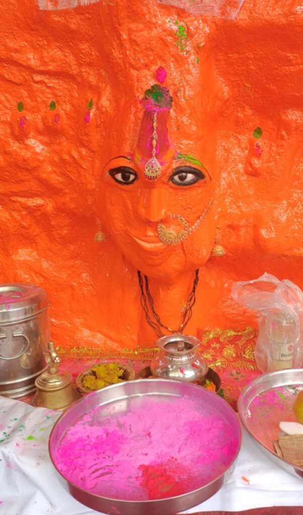 मां पाषाण देवी मंदिर और त्रिवेणी कला केंद्र की हुई महिला बैठकी होली, खूब जमकर हुआ डांस व रचे स्वांग