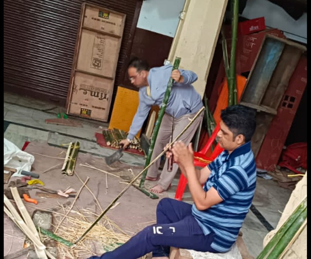 मां नंदा सुनंदा की मूर्ति निर्माण हेतु बास साफ करने का काम हुआ शुरू, बास की खपचिया होने लगी तैयार