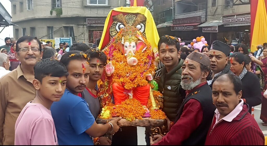 गणपति बप्पा मोरिया,अगले बरस तू जल्दी आना,ठंडी सड़क में गणेश जी की प्रतिमा को किया विसर्जन