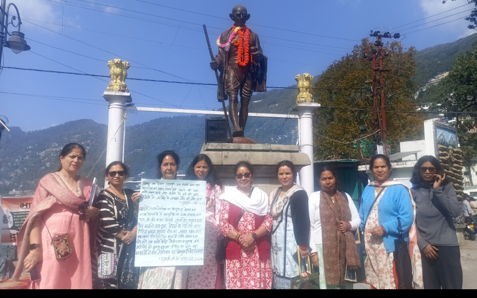 तल्लीताल से महात्मा गांधी जी की मूर्ति शिफ्ट करने व हैरिटेज पोस्ट ऑफिस को तोड़ने के विरोध में नैनीताल पीपुल्स फोरम व अन्य जन संगठनों ने किया उपवास व धरना प्रदर्शन, जिलाधिकारी के नाम दिया ज्ञापन