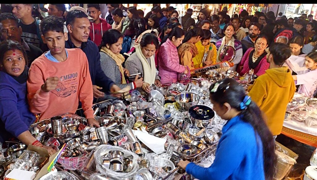 नैनीताल में तल्लीताल मल्लीताल बाजार में धनतेरस पर बर्तन व सोना, चांदी के अलावा झाड़ू की हुई बिक्री