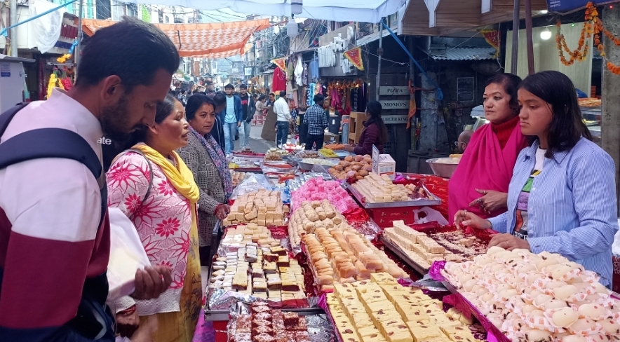 दीपावली पर्व पर नैनीताल के प्रसिद्ध मामू’स स्वीट्स में मिठाई खरीदने वालों की लगी भीड़,