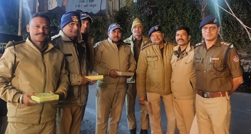 दीपावली पर्व पर ड्यूटी पर तैनात पुलिस कर्मियों को मल्लीताल कोतवाल ने बांटे मिठाई के डिब्बे