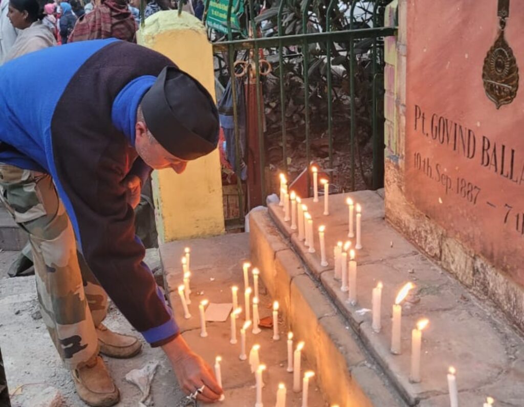 मरचूला भीषण बस हादसे में मारे गए लोगो की आत्मा की शांति के लिए नैनीताल में हुई शोक सभा, जलाई कैंडल