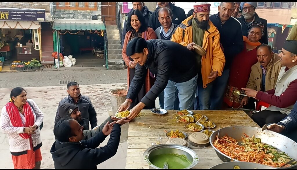 श्री राम सेवक सभा में मकर संक्रांति के मौके पर खिचड़ी महाभोग में खिचड़ी बांटते पूर्व विधायक संजीव आर्य