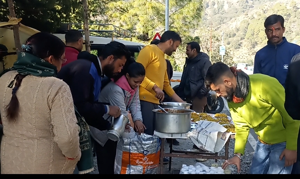 बोटेनिकल गार्डन के समीप हनुमान भक्तों द्वारा माघ माह में बांटा खिचड़ी का प्रसाद, जल्द बनेगा हनुमान मंदिर, तैयारियां हुई शुरू