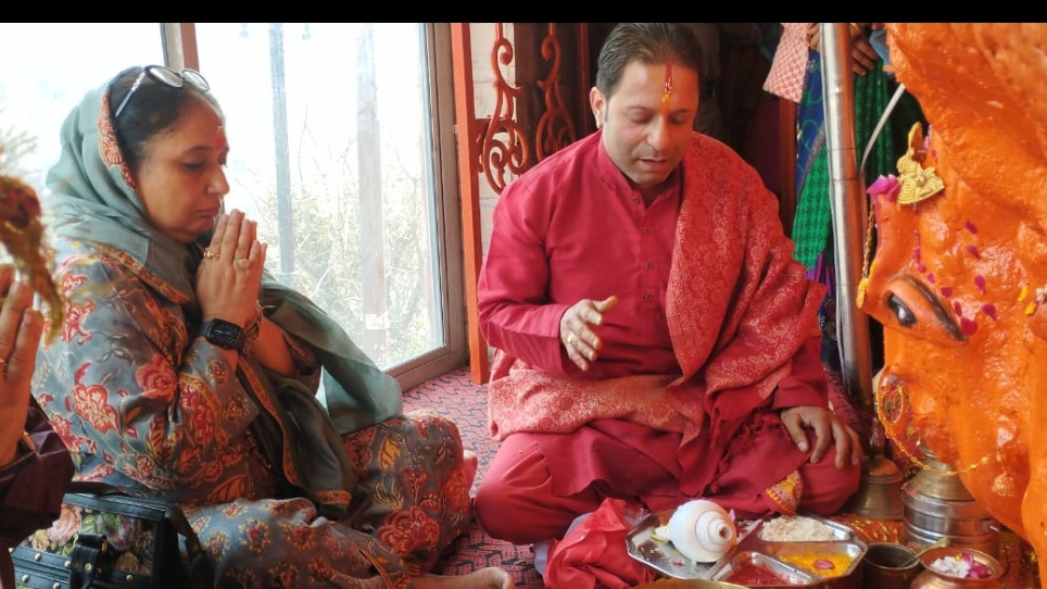 विधानसभा अध्यक्ष रितु खंडूरी पहुंची नैनीताल के मां पाषाण देवी मंदिर, मुख्य पुजारी जगदीश भट्ट ने कराई पूजा अर्चना