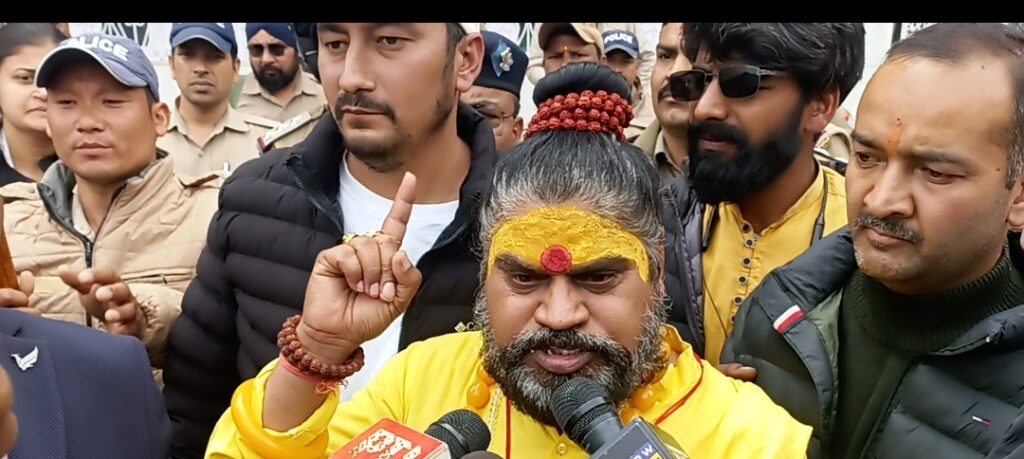 नैनीताल में पहुंचे जगतगुरु श्रीगुप्तचार्य डॉ स्वामी सच्चिदानंद महाराज, पुलिस के साथ हुई झड़प, बोले-अब संत समाज मंदिर में बैठकर घंटा नहीं बजाएगा सड़कों पर आकर अपने हिंदुओं को करेगा जागृत करने का काम