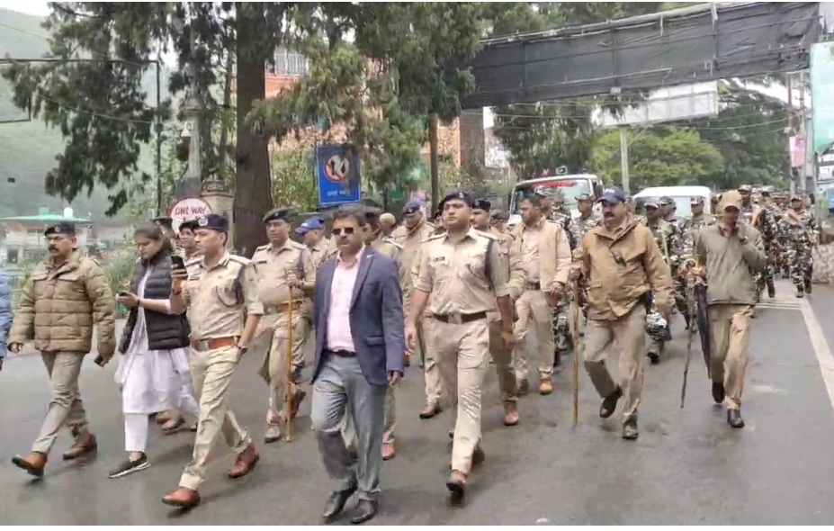 नैनीताल में पुलिस, पीएसी और केंद्रीय एजेंसियों ने निकाला फ्लैग मार्च