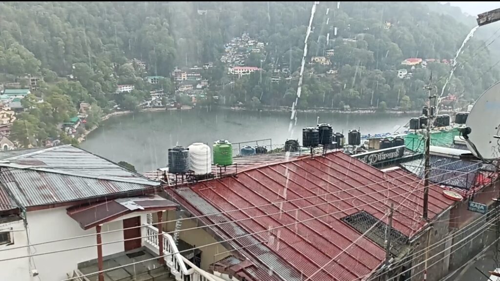 नैनीताल में मौसम हुआ खराब, बारिश के साथ हो रही है ओलावृष्टि