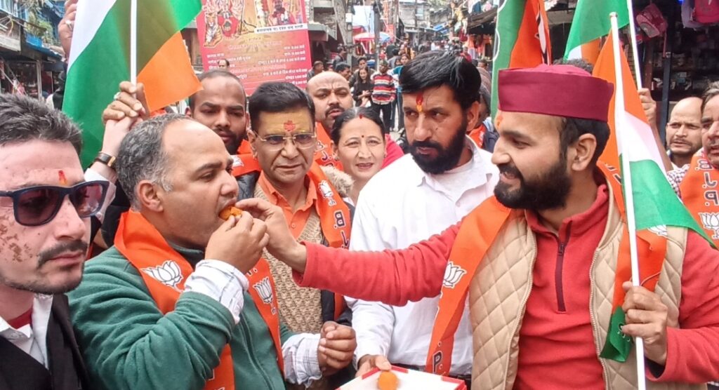 भारतीय सेना के  शौर्य को नैनीताल में किया गया नमन,  सिंदूर में हुए सर्जिकल स्ट्राइक से खुश भाजपाइयों ने नैनीताल में किया मिष्ठान वितरण