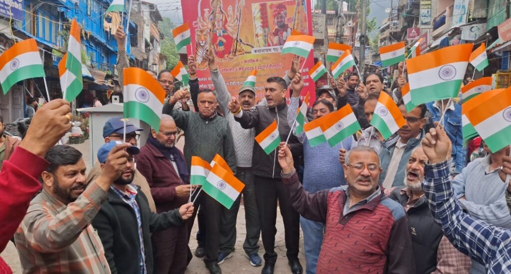 नैनीताल के मल्लीताल में व्यापारियों ने भारतीय सेना द्वारा सिंदूर पर कि गई कार्रवाई पर मनाया जश्न