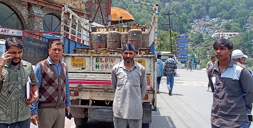 नैनीताल में 42 कमर्शियल सिलेंडरों समेत वहान चालक परिचालक को पकड़ा, कार्रवाई हुई