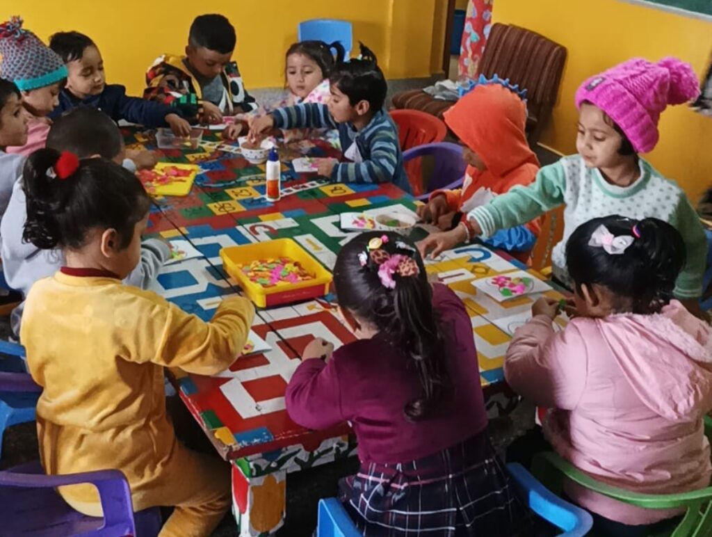 नन्हे मुन्ने बच्चों ने मदर्स डे पर माता को भेंट किये अपने हाथ से बनाए हुए कार्डद होली एकेडमी स्कूल में मदर्स डे पर हुई कई एक्टिविटी