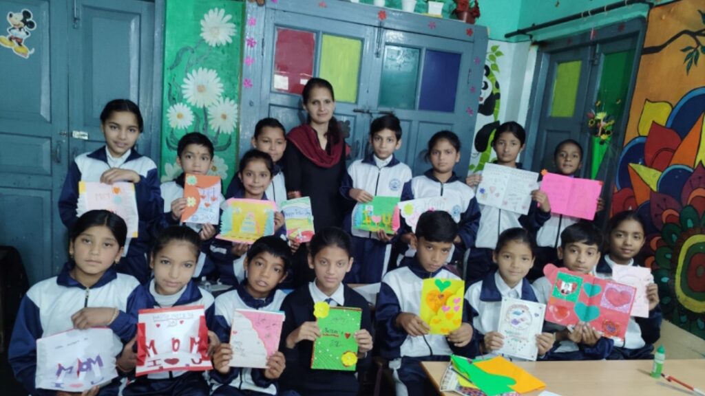 नैनीताल के नैनी पब्लिक स्कूल में बच्चों ने अपनी प्यारी मां के लिए बनाए कार्ड, बच्चे बोले हैप्पी मदर्स डे