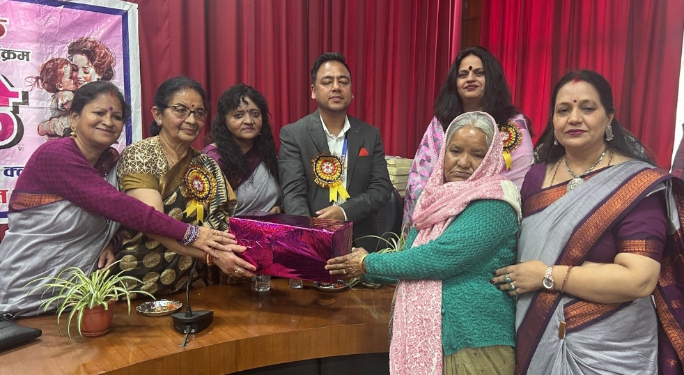 “तू कितनी अच्छी है तू कितनी भोली है ओ मां …….”नैनीताल में मदर्स डे के मौके पर पांच संघर्षशील महिलाएं हुई सम्मानित, स्कूली बच्चों की हुई स्लोगन प्रतियोगिताएं,कार्यक्रम की मुख्य अतिथि रही पालिका अध्यक्ष डॉक्टर सरस्वती खेतवाल