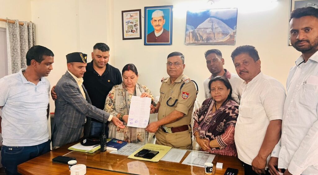 नैनीताल नगर पालिका परिषद के सभासदों ने मल्लीताल कोतवाली प्रभारी को सौंपा पत्र