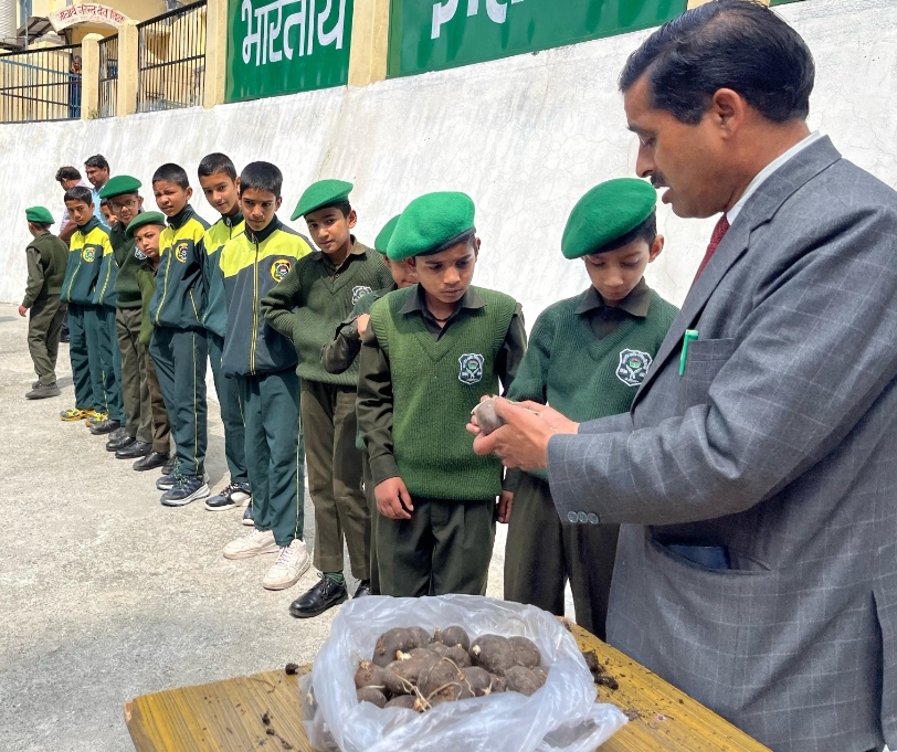 भारत का भविष्य कर रहा है प्रकृति से प्रगाढ़ संबंध : भारतीय शहीद सैनिक विद्यालय में ‘गेंठी’ पर हुई कार्यशाला