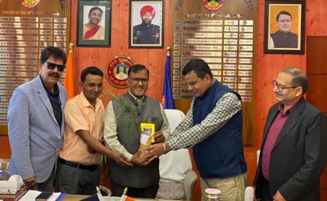 कूटा ने कुमाऊं विश्वविद्यालय में आयोजित हुए कार्यक्रम की सफलता के लिए कुलपति को भगवत गीता और किया पौधा भेंट