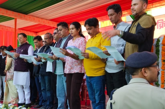 नैनीताल में पत्रकार संगठन के जिला व नगर के निर्वाचित पदाधिकारियों को सीएम पुष्कर धामी ने गोेपनीयता की दिलाई शपथ,सीएम को 10 सूत्री मांगों का सौंपा ज्ञापन