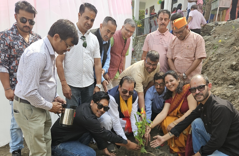 सांसद अजय भट्ट ने किया होमस्टे का उद्घाटन, लगाया फलदार पौधाभाजपा नेता अखिलेश सेमवाल ने पौधा रोपण को प्रकृति और पर्यावरण के प्रति भी यह एक सराहनीय कदम बताया।