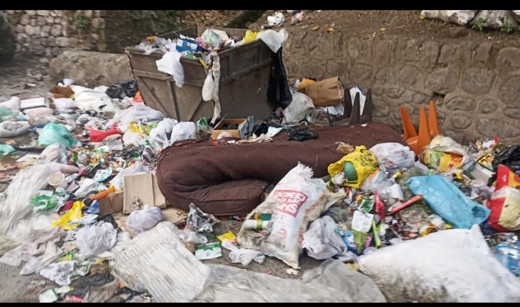 नैनीताल का कूड़ा जगह-जगह सड़कों पर बिखरा हुआ, कूड़ा नहीं उठने से लोगों को हो रही है परेशानी