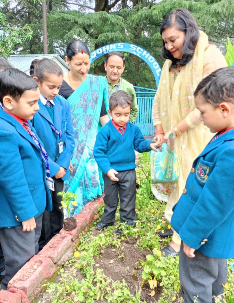 नैनीताल में चित्रकला प्रतियोगिता के अव्वल बच्चों को किया गया पुरस्कृत, कार्यक्रम की रही मुख्य अतिथि भाजपा महिला मोर्चा की मंडल अध्यक्ष कविता गंगोला