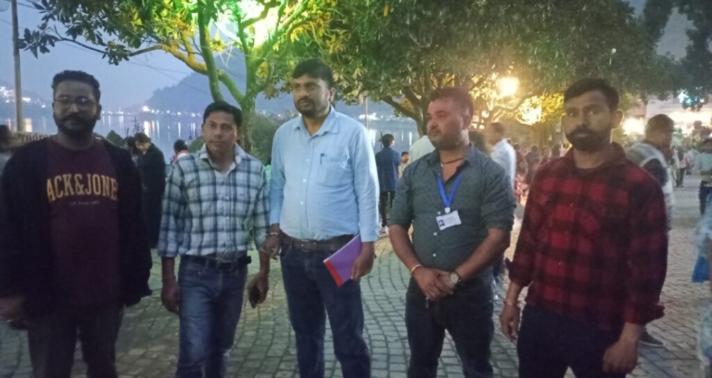 पालिका कर्मी पंत पार्क में 5 बजे के बाद भी ड्यूटी पर है तैनात, फड़ व्यवसायों की सुन रहे हैं खरी खोटी,