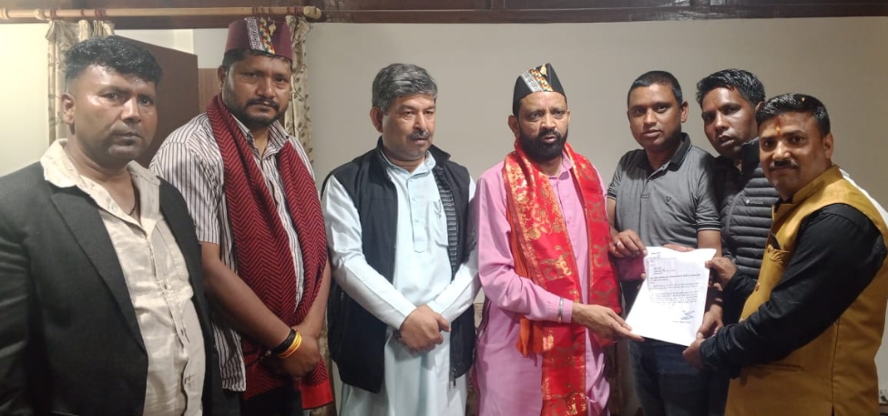 नैनीताल के सभासद सुरेंद्र कुमार “बाबू भाई ” ने राज्य सफाई कर्मचारी आयोग उत्तराखंड के उपाध्यक्ष दर्जाधारी राज्य मंत्री भगवत प्रसाद मकवाना को सौंपा ज्ञापन