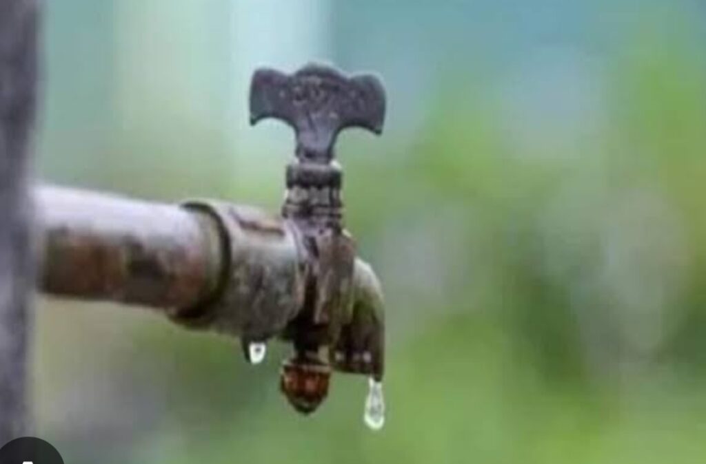 पानी की सप्लाई को मोटरों के द्वारा खींच कर भरा जा रहा है टंकियों में,जू रोड में जितने कमरे उतनी टंकियां लग रही है प्रतिदिन विभाग सोया हुआ,5 दिन से घरों में नहीं पहुंच रहा है पानी, तरस गए बूंद बूंद पानी के लिए जू रोड के वाशिंदे