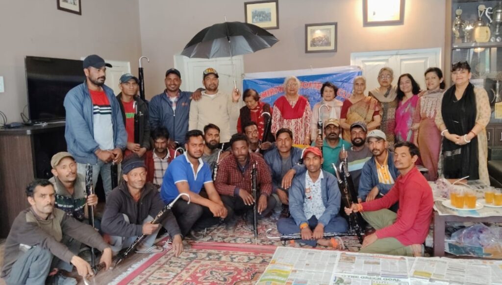 नैनीताल का आशीर्वाद वूमेंस क्लब नाव चालकों की मदद के लिए आया आगे, बांटी छतरियां और डस्टबिन
