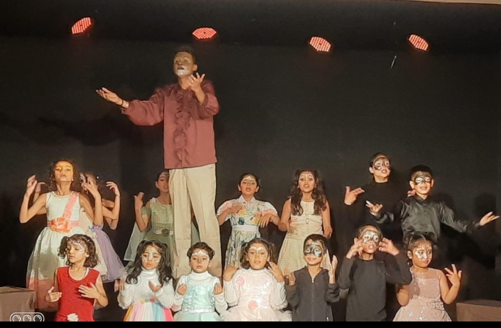 “अकल बड़ी या शेर” नाटक की प्रस्तुति के दौरान बाल कलाकारों ने सभी को किया मंत्र मुग्ध,नाटक में बंदर बोला भला हो डॉ दुग्ताल साहब का, हंसी के फूटे लोगों के गुबार