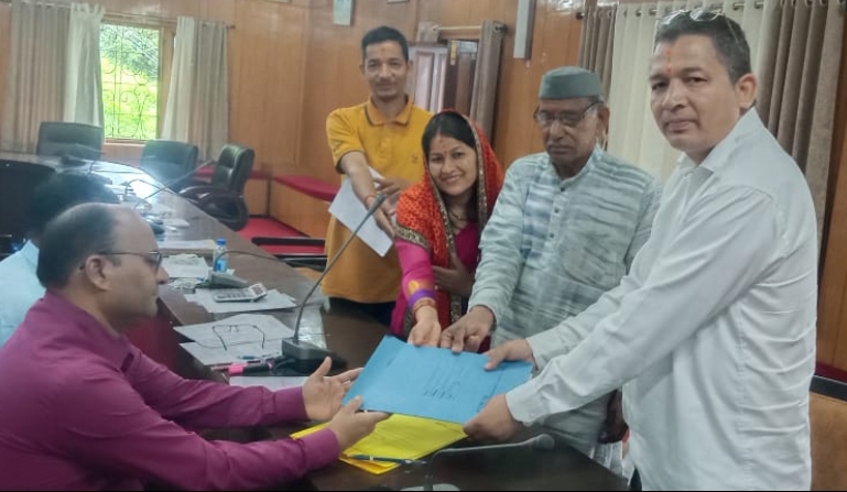 समाजसेवी कृपाल सिंह रौतेला ने ग्राम देवताओं का आशीर्वाद लेकर भरा नामांकन,कोरोनाकाल में अपनी जान की परवाह कर क्षेत्र के लोगों की थी मदद,