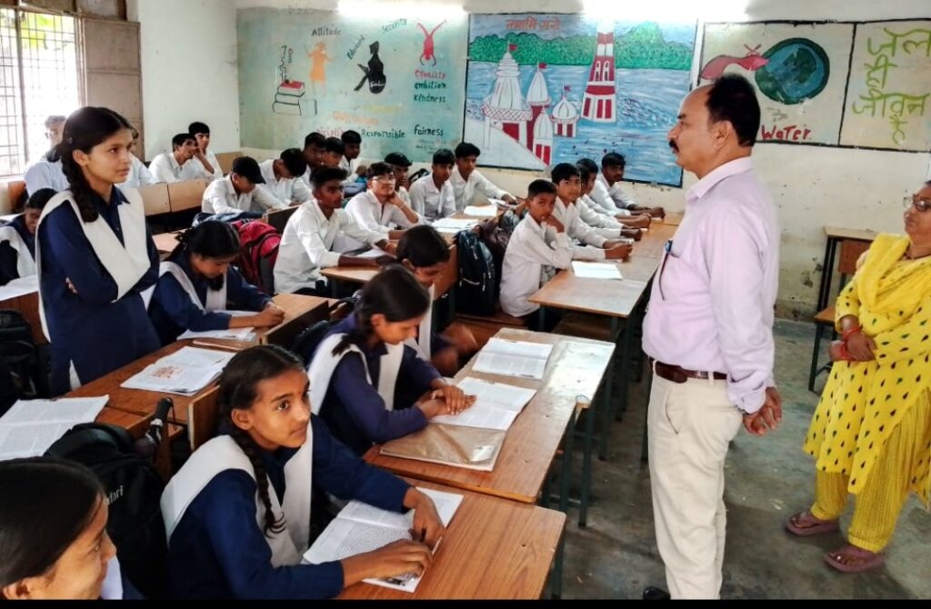 एडी ने विद्यालयों का किया औचक निरीक्षण, बच्चों से पूछे प्रश्न, बच्चे किताबी ज्ञान से सम्बन्धित प्रश्नों का सन्तोषजनक उत्तर नहीं दे पाये