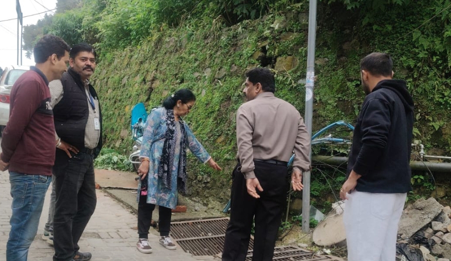 रविवार को पालिका अध्यक्ष डॉक्टर सरस्वती खेतवाल व ईओ तथा सभासद ने किया बाजार क्षेत्र का निरीक्षण,