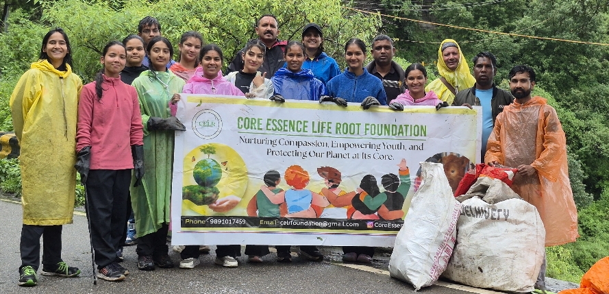 कोर एसेन्स लाइफ रूट फाउंडेशन ने किया पौधारोपण साथ में निकाला कूड़ा, सभासद सुरेंद्र कुमार और रमेश प्रसाद भी रहे कार्यक्रम में शामिल