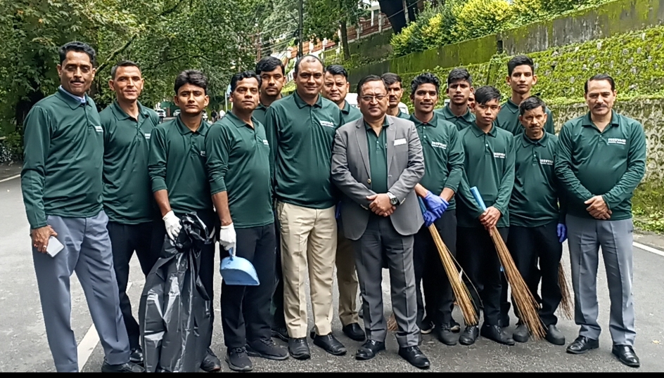 शेरवानी हिलटॉप होटल के महा प्रबंधक समेत दर्जनों कर्मचारियों ने माल रोड में लगाया झाड़ू और कि साफ सफाई,नगर में दिया स्वच्छता का संदेश