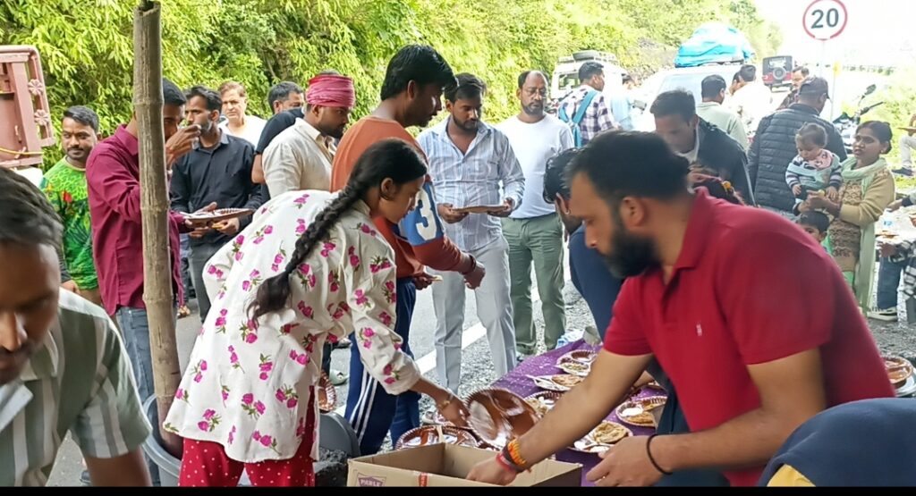 बोटैनिकल गार्डन के समीप श्री कष्ट निवारण हनुमान मंदिर में हुआ भंडारा, भक्तों ने ग्रहण किया प्रसाद