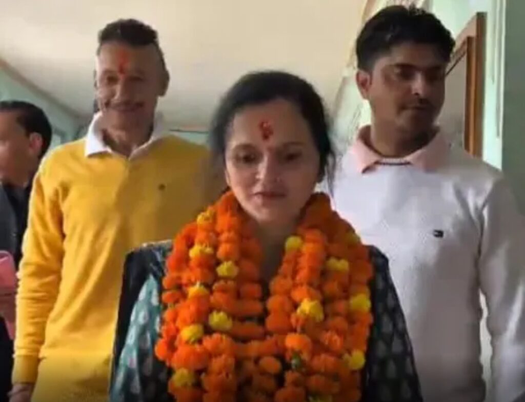 कांग्रेसी नेता गोपाल सिंह बिष्ट की पत्नी पूनम बिष्ट ने जीती तल्ली दीनी जिला पंचायत सदस्य की सीट