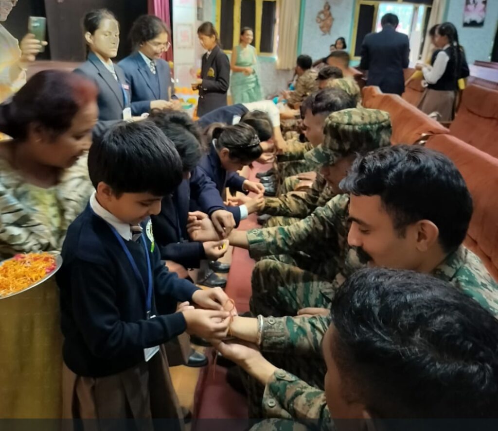 मोहन लाल साह बाल विद्या मंदिर की छात्राओं ने सैनिकों को बांधा रक्षासूत्र