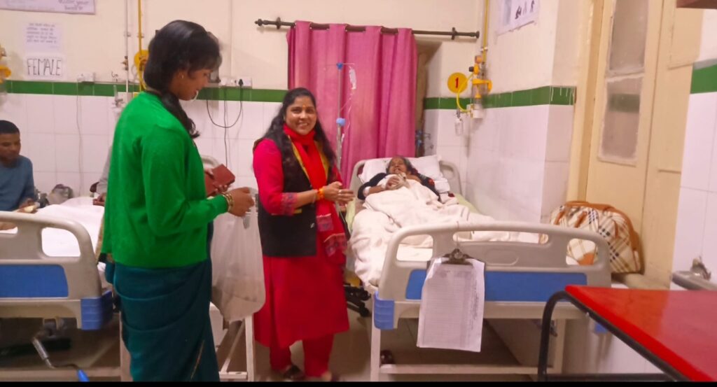 समाजसेवी संध्या शर्मा ने स्वतंत्रता दिवस मनाया मरीजों के साथ, बांटी मिठाई