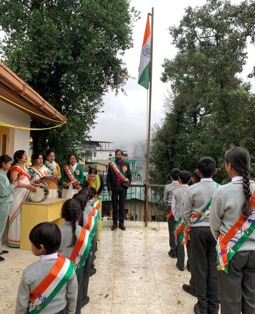 पाइन क्रेस्ट एलिमेंट्री स्कूल के बच्चों ने धूमधाम से मनाया स्वतंत्रता दिवस, स्कूल में हुए विभिन्न कार्यक्रम