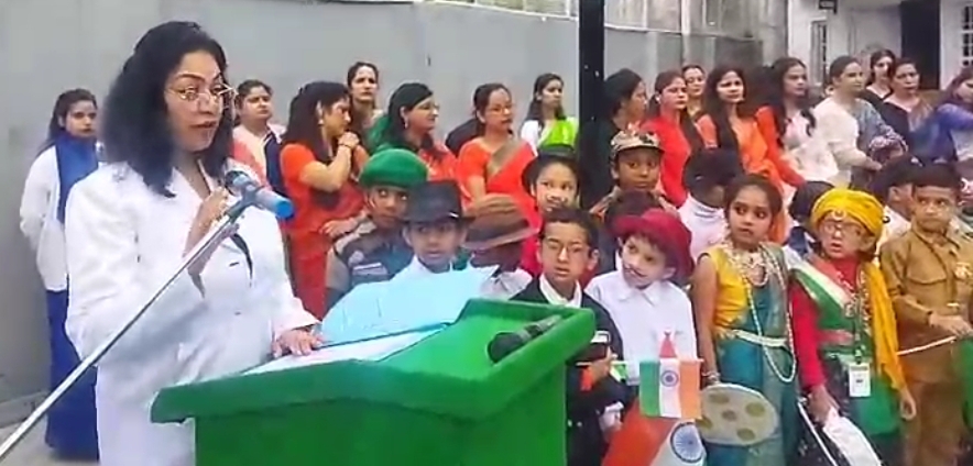सनवाल स्कूल में 15 अगस्त पर प्रधानाचार्या ए. मैन्युअल ने फहराया झंडा, बच्चों और शिक्षिकाओं को किया संबोधित