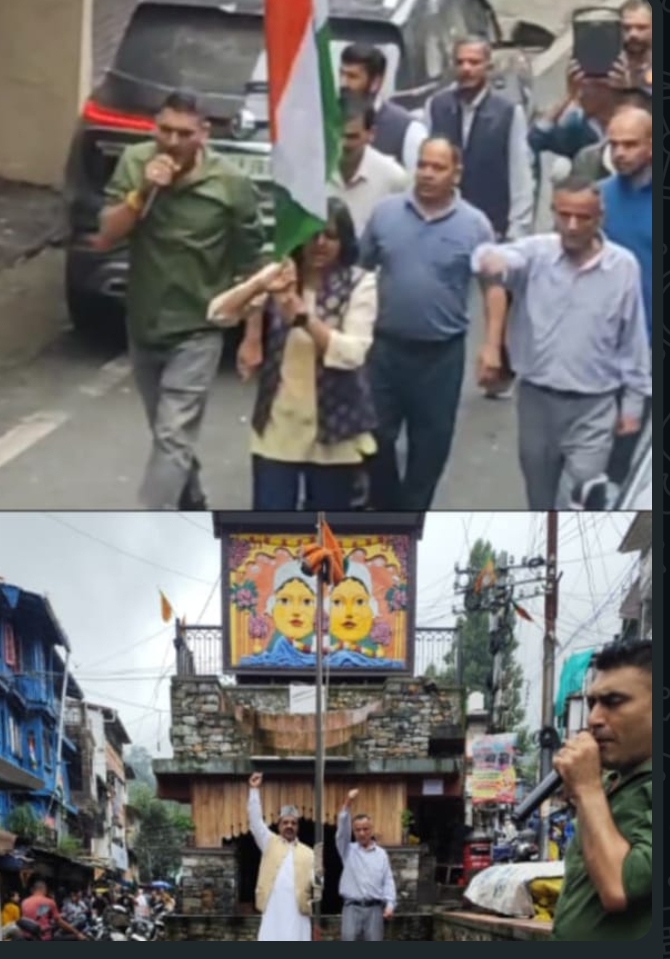 15 अगस्त के मौके पर मल्लीताल व्यापार मंडल ने निकाली प्रभात फेरी, किया झंडा रोहण
