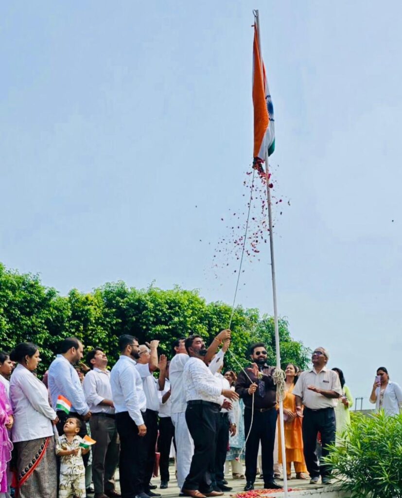 चंदोला होम्योपैथिक मेडिकल कॉलेज में प्रबंधक केसी चंदोला ने फहराया झंडा