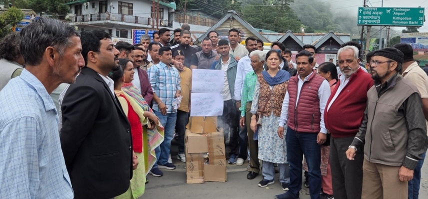 नैनीताल में कांग्रेसियों ने खोला प्रदेश सरकार के खिलाफ मोर्चाधामी सरकार का फूंका पुतला, डीएम व एसएसपी को हटाने की मांग