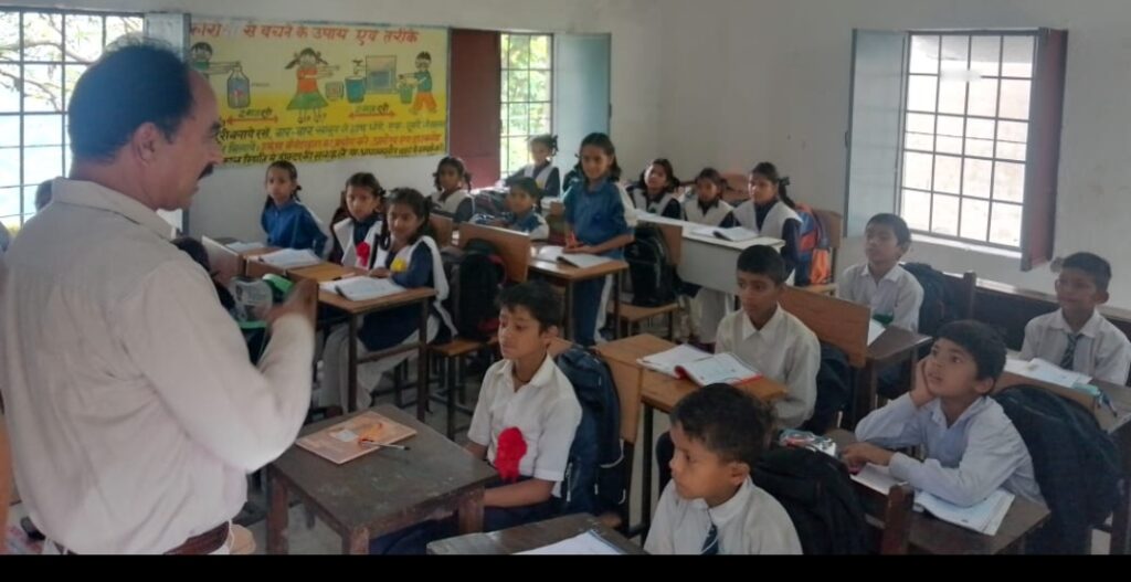 एडी सौन ने परखा कितना है स्कूली बच्चों के शिक्षा का स्तर,नैनीताल जिले के जीआईसी हैड़ाखान व रौशिला का किया औचक निरीक्षण,दोनों संस्थानों के गुरुजनों को दिए कई अहम दिशा-निर्देश